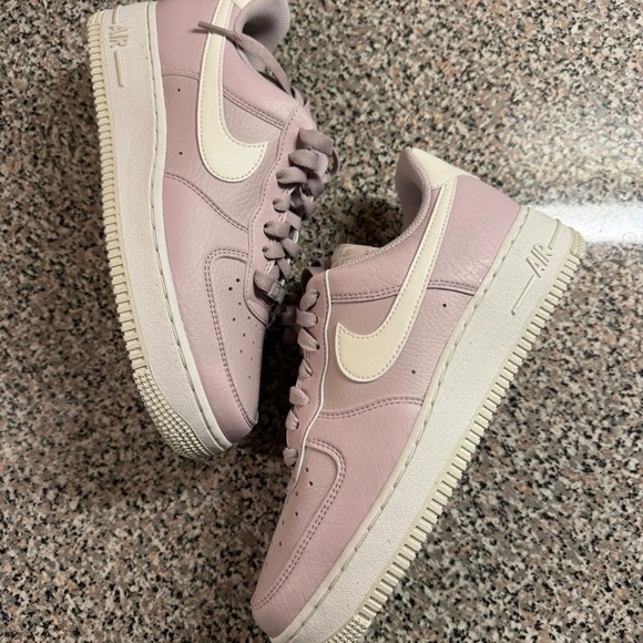 Women's Nike Air Force 1 '07 Platinum Violet Sail DV3808 001 Purple White Sizes - Picture 2 of 9